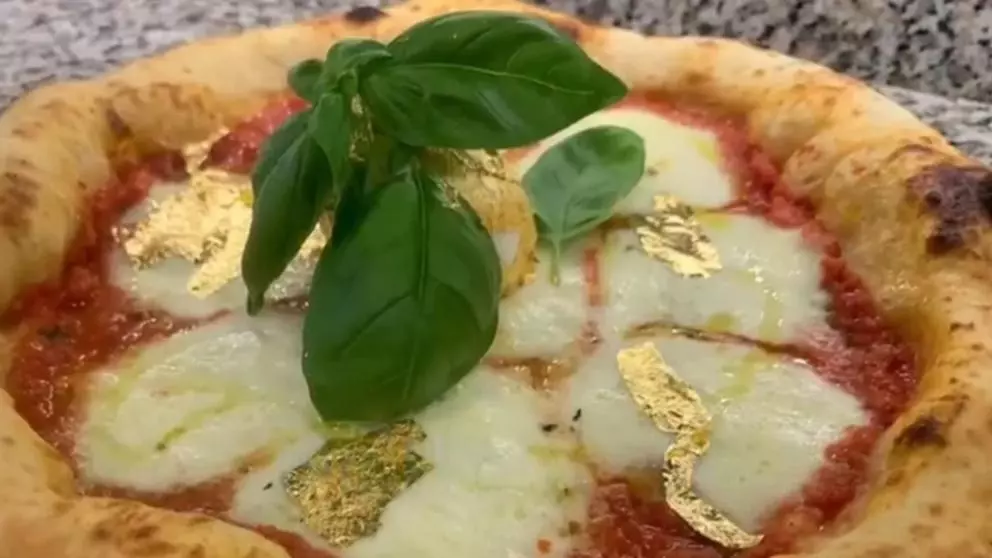 Prima pizza cu foiţă de aur în Italia, făcută de un român. Cât costă şi ce ingrediente conţine