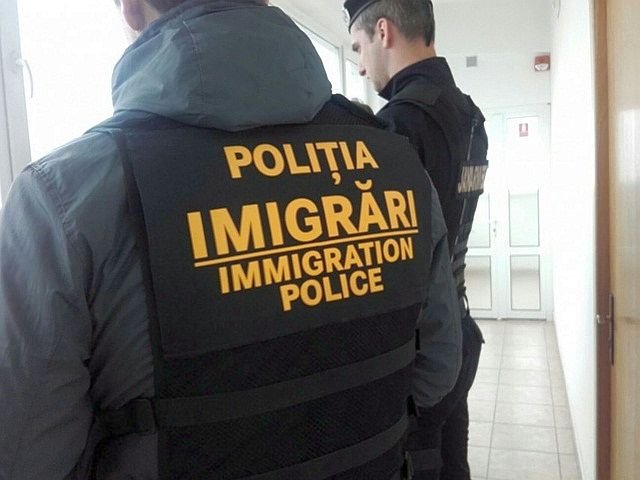 Trei migranți au fost îndepărtați sub escortă de polițiștii de la Imigrări