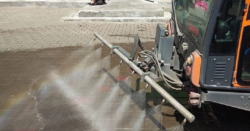 Primăria Municipiului Arad continuă activitatea integrată de spălare cu detergent ecologic profesional a străzilor și trotuarelor din oraș