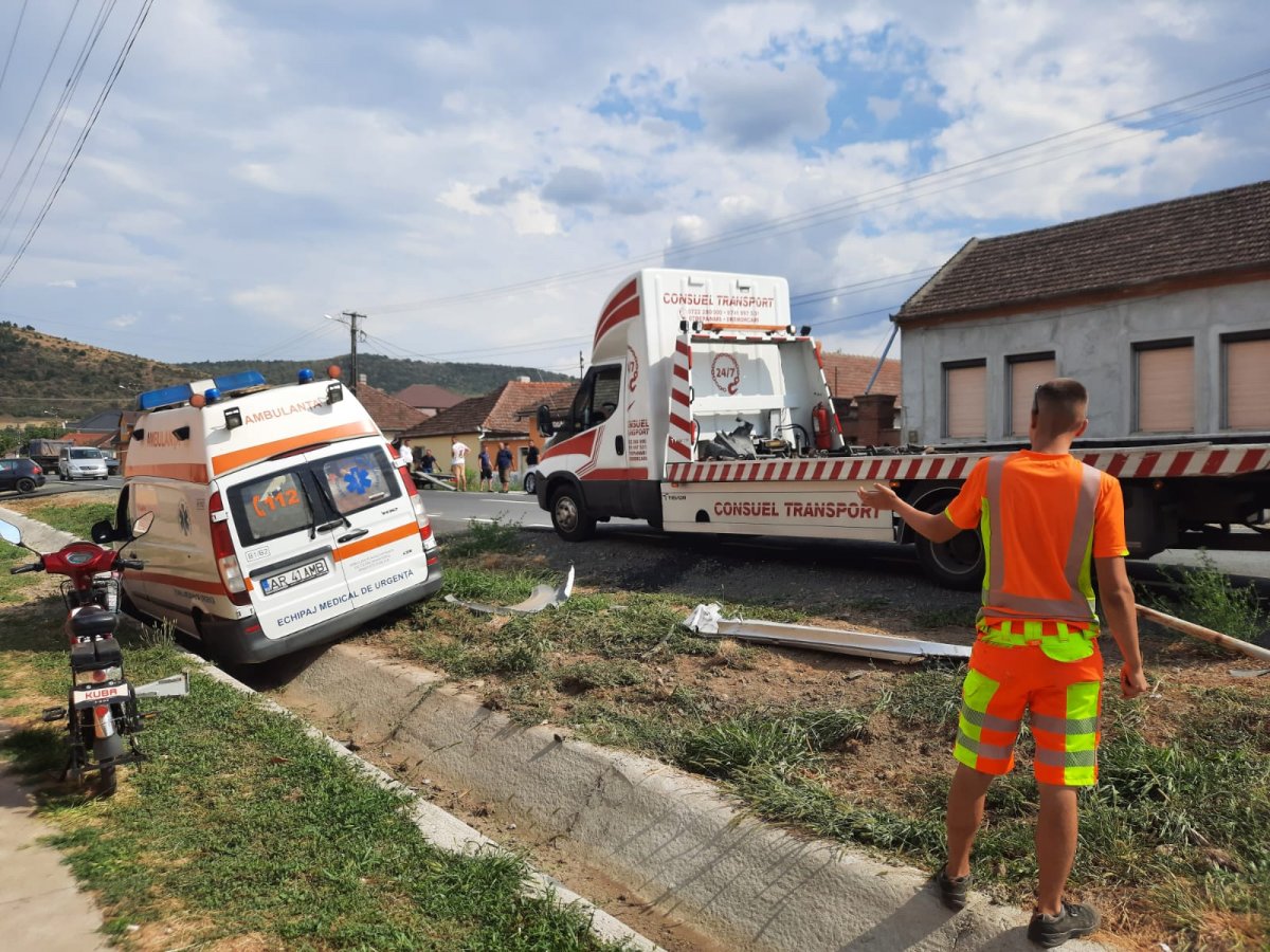 Ambulanță contra autoturism la Șiria