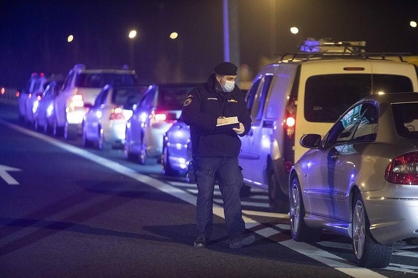 Un fost polițist de frontieră de la Nădlac II este acuzat de luare de mită și trafic de migranți