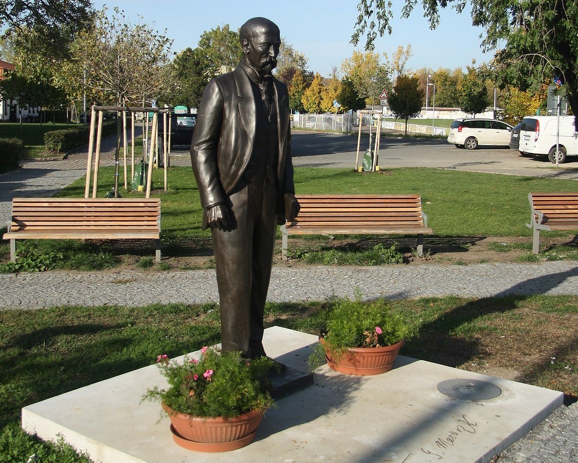Statuia poetului Petru M. Haș va fi mutată în municipiu și dezvelită cu prilejul Zilelor Aradului