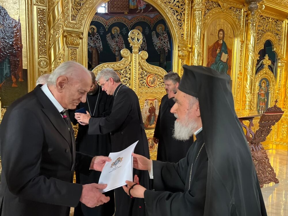 Crucea Sfântul Ierarh Sava Brancovici acordată maestrului Gheorghe Zamfir 