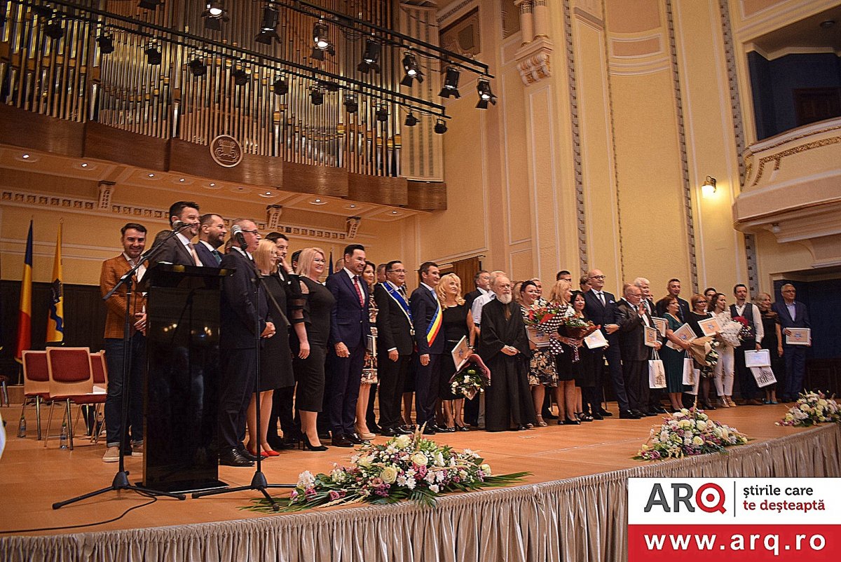 Municipiul îşi onorează personalităţile: titluri şi distincţii acordate cu prilejul Zilelor Aradului (FOTO)