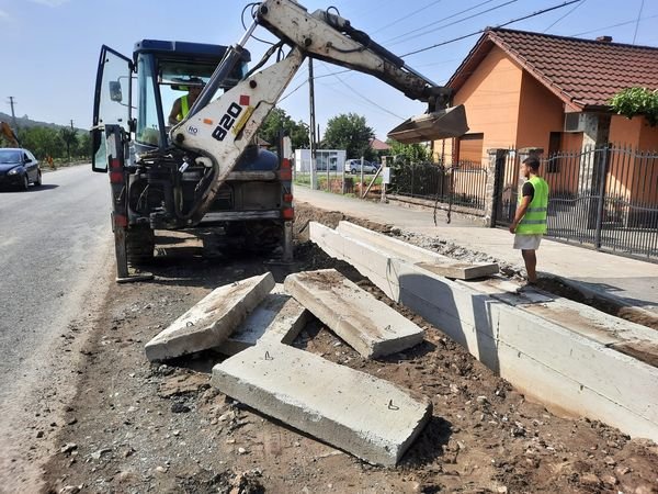 La Şiria se lucrează la amenajarea șanțurilor, înlocuirea podețelor și realizarea accesului spre gospodării