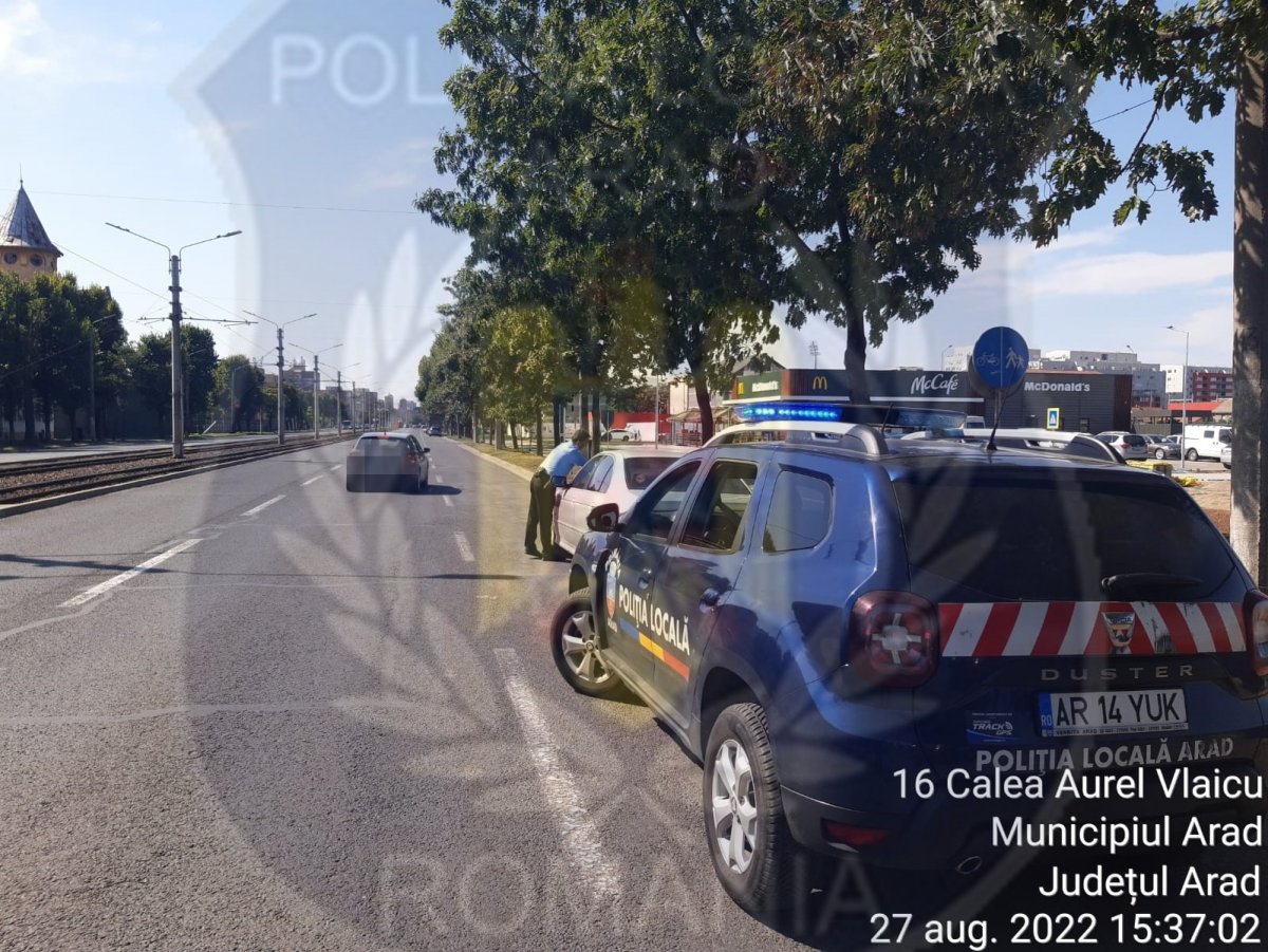 Poliţia Locală ameninţă şoferii care parchează ilegal între Atrium şi stadion cu amenzi de sute de lei şi ridicarea maşinilor