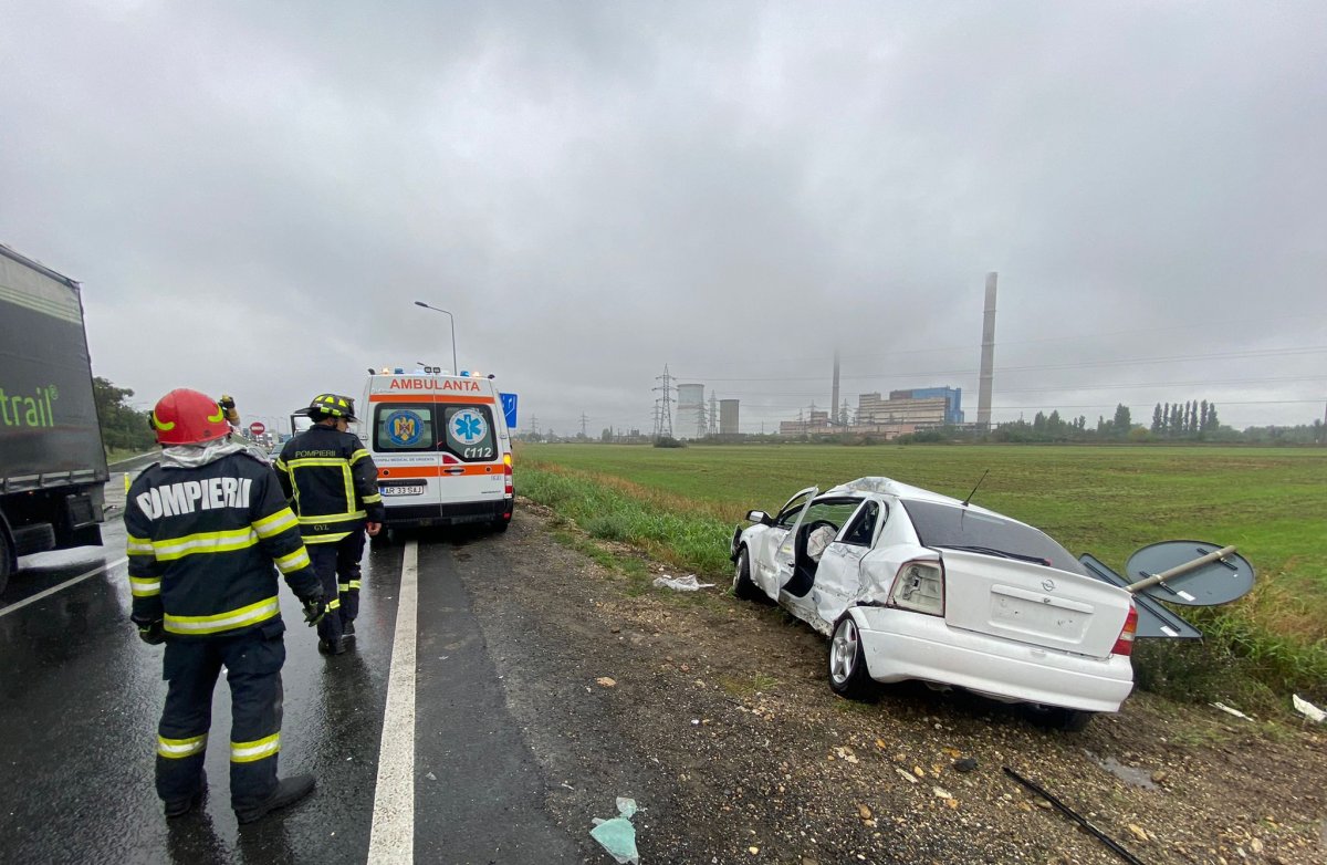Fancy dress curve Thigh Accident între un Opel și un autocamion lângă METRO