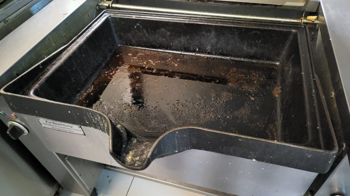 Amendă de 16.000 de lei pentru o firmă de catering care livrează mâncare şi unor şcoli din Arad; inspectorii ameninţă cu suspendarea activităţii (FOTO)