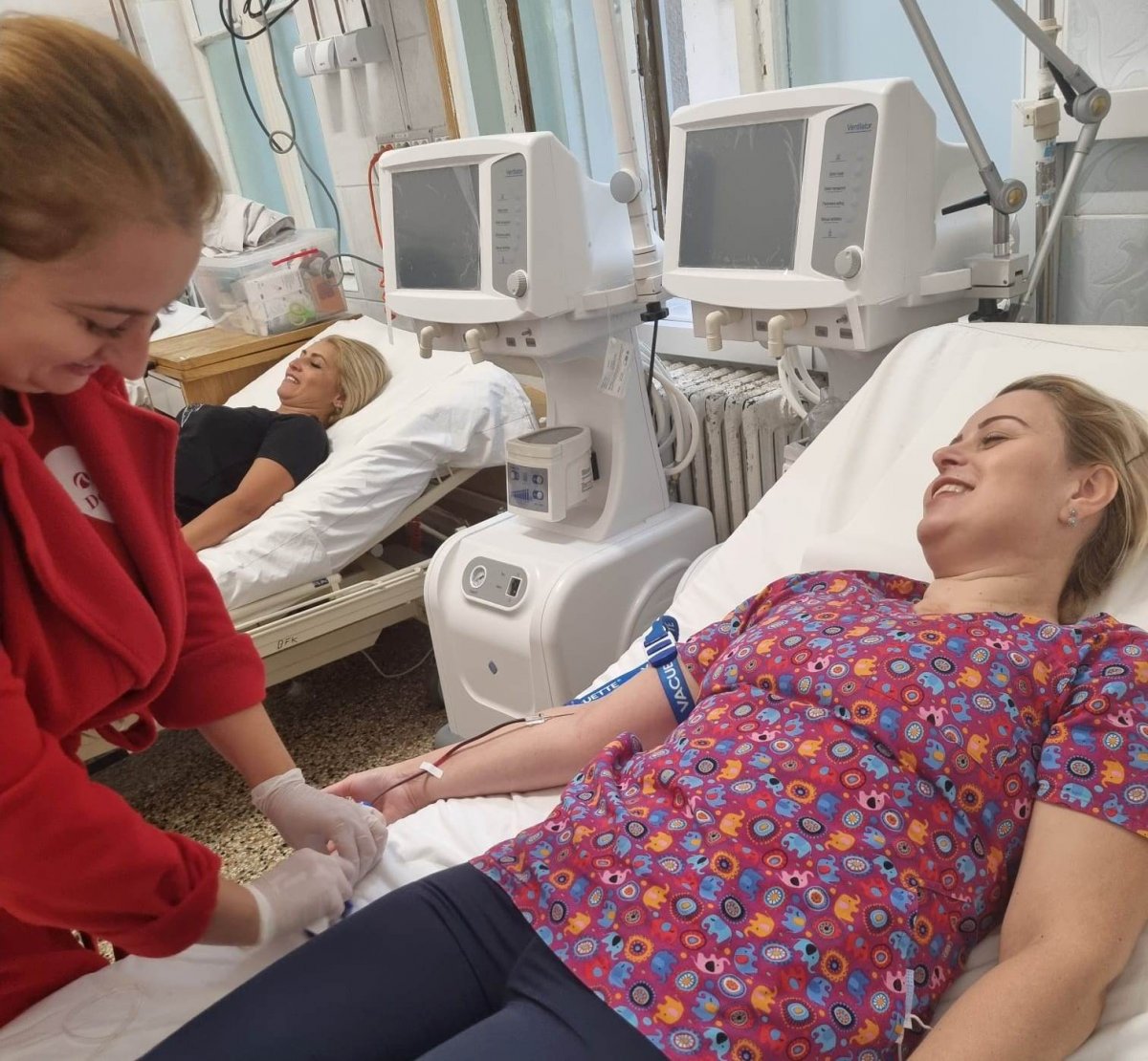 Echipa medicală de la ATI II, una dintre secţiile cu cele mai multe transfuzii, a donat sânge pentru pacienţi (FOTO)