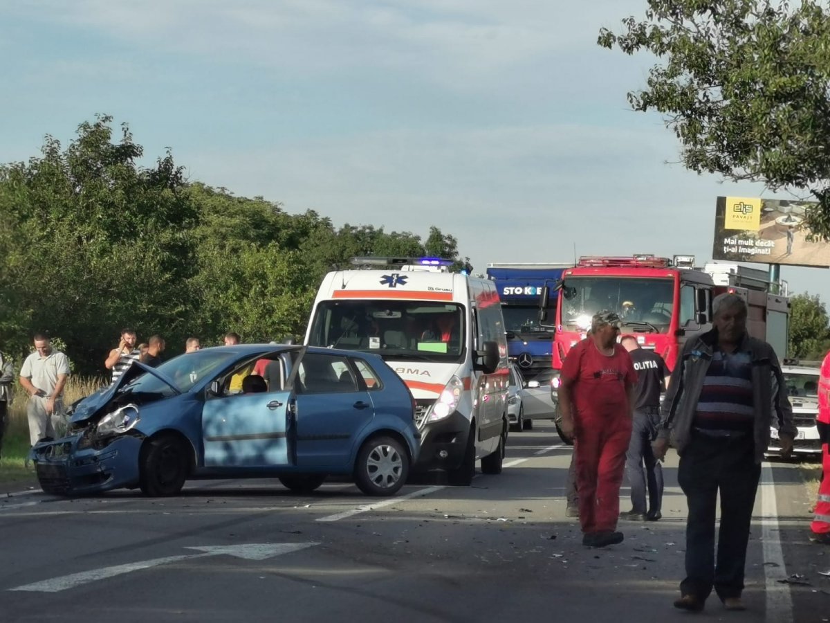 VW Polo  contra microbuz între Șagu și Arad