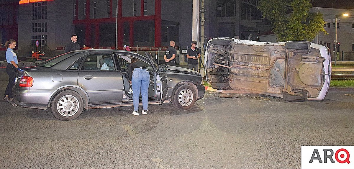 O tânără cu Audi a răsturnat cu roțile-n sus un tânăr cu Dacia Logan la UTA