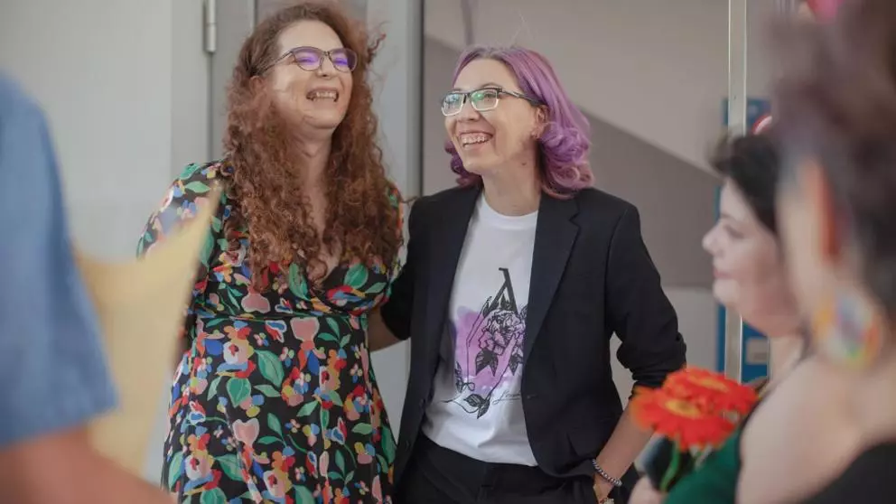Prima căsătorie dintre o femeie și un transgender în România. Cum au reacționat cei de la starea civilă