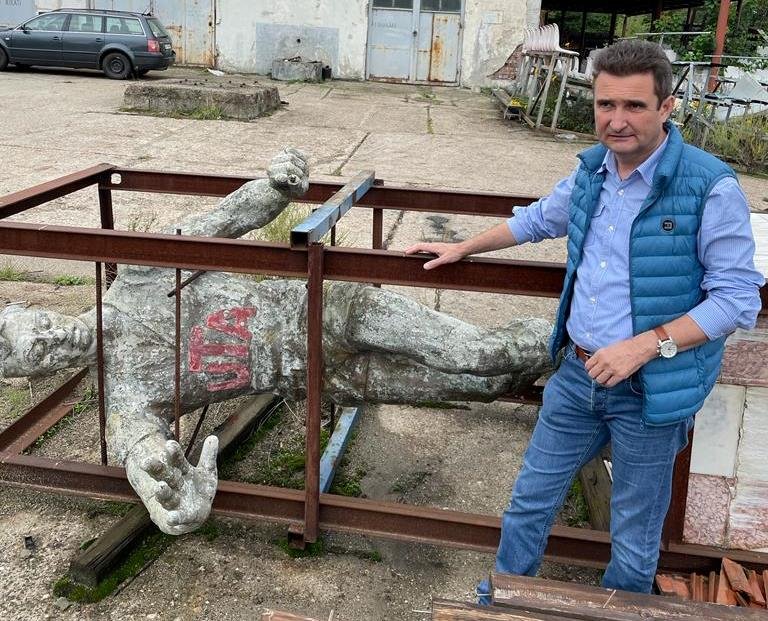 Primarul anunţă că a fost găsită statuia lui Petschovschi