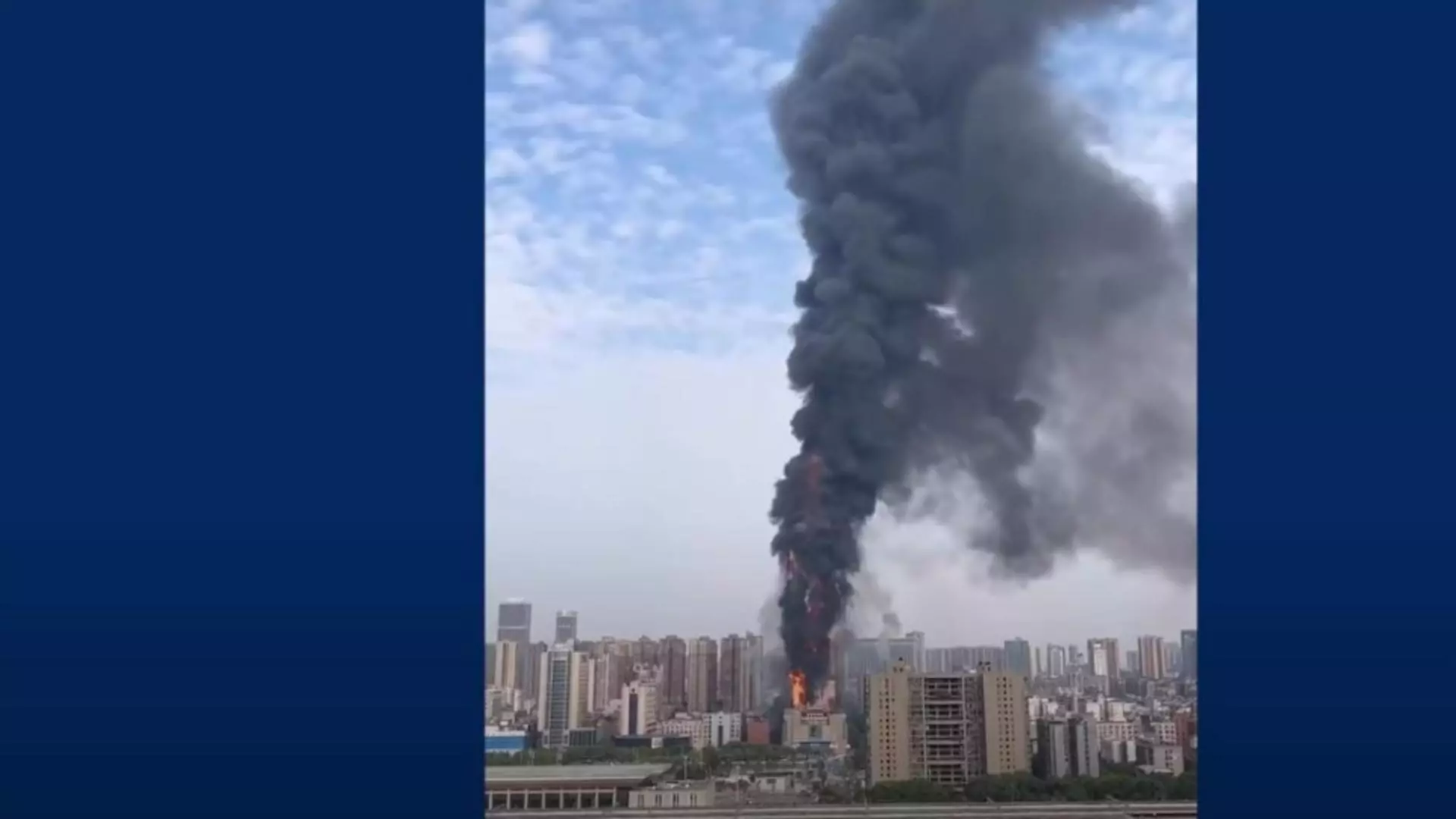 INCENDIU devastator în China. Un bloc zgârie-nori a ars din temelii. Autoritățile nu au anunțat câți oameni au murit (VIDEO)