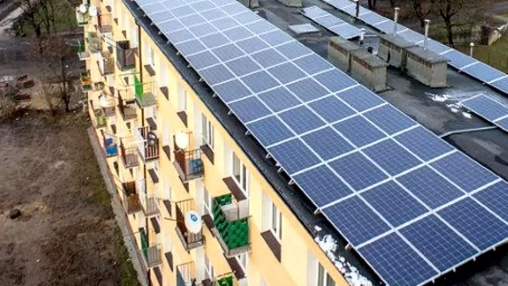 Un bloc cu sute de panouri solare își produce propria energie. Locatarii nu mai plătesc căldură și curent - FOTO&VIDEO