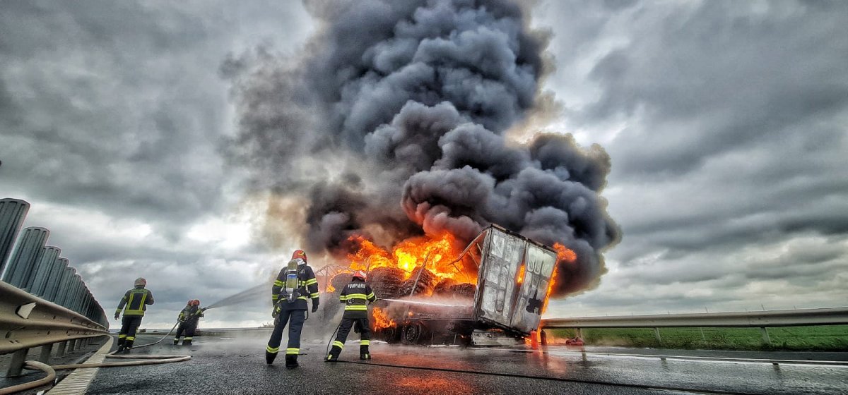 Un tir încărcat cu mase plastice a luat foc pe autostrada A1 Deva - Nădlac, sensul de mers Arad - Timișoara