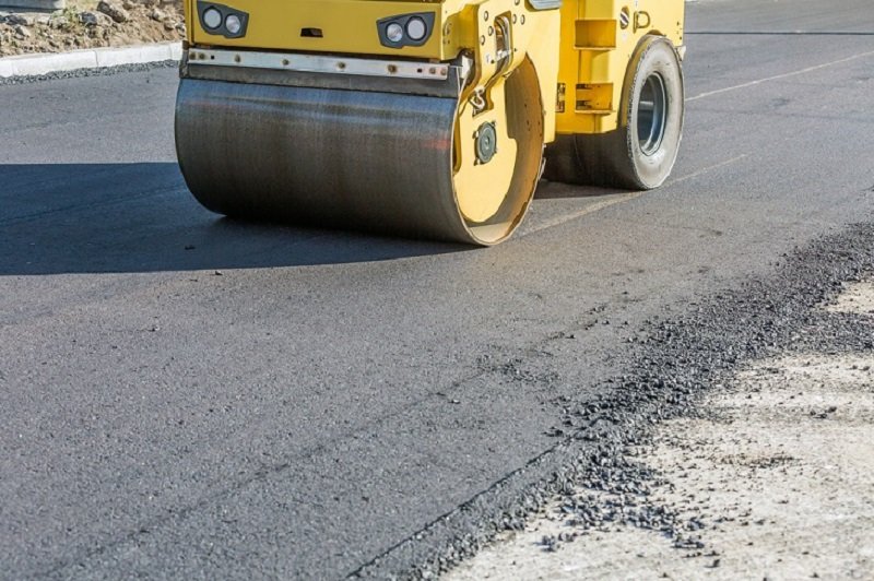 Falşi angajaţi ai unor firme de construcţii cer bani arădenilor pentru asfaltul rămas... după asfaltarea străzilor