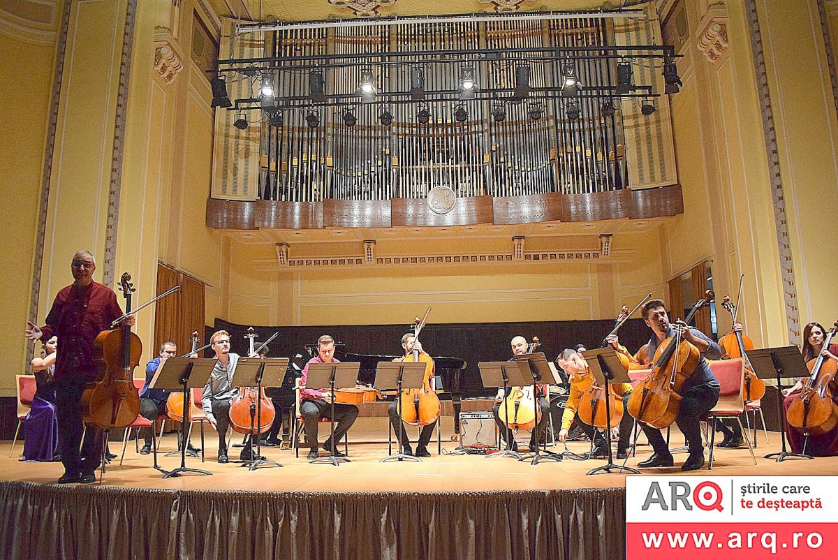 Ansamblul „Violoncellissimo“, cu arădeanul Radu Sinaci printre componenţi, a cântat sâmbătă la Palatul Cultural (Foto)