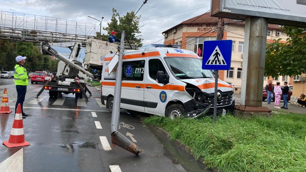 Accident cu MERCEDES contra AMBULANȚĂ