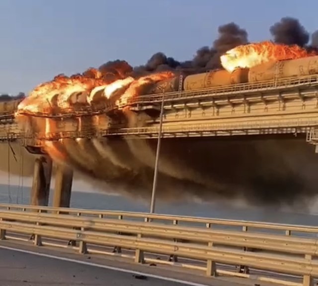 ”Cadou” de ziua lui Putin: Podul care leagă Crimeea de Rusia a fost aruncat în aer