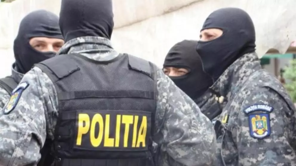 Polițiștii desfășoară 39 de percheziții simultan - 50 de persoane vor fi duse la audieri - O grupare specializată cu traficul de droguri din Arad este destructurată