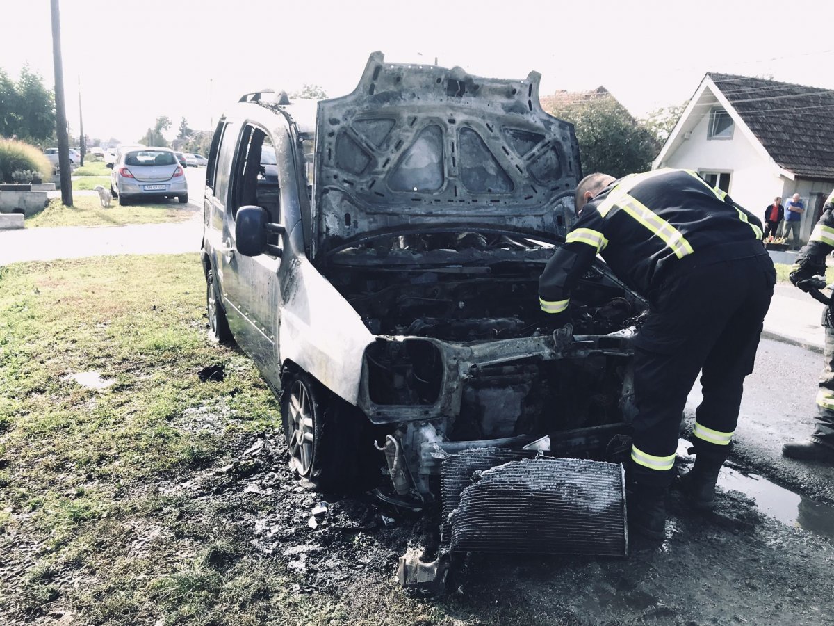 O mașină a luat foc la Zimandu Nou