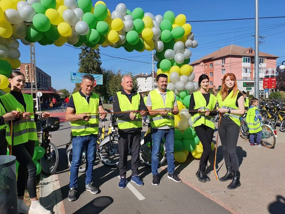 Aproape opt kilometri de piste pentru biciclete, opt staţii de bike sharing şi 90 de biciclete de închiriat, la Sântana (FOTO)