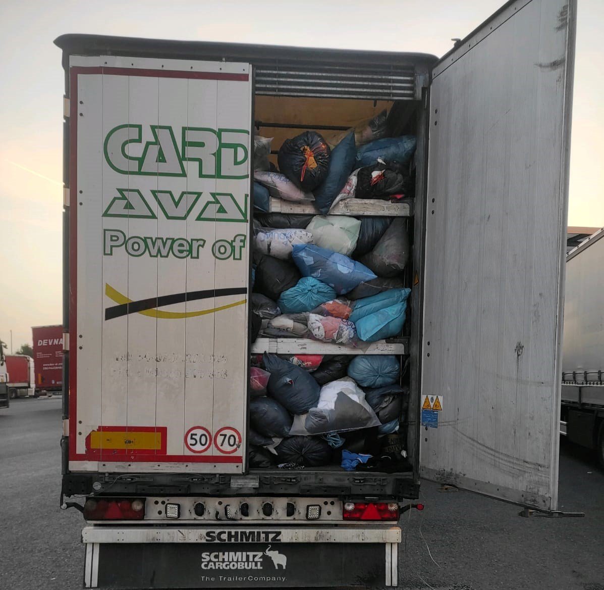 Deşeuri textile din Germania oprite la graniţă de Garda de Mediu