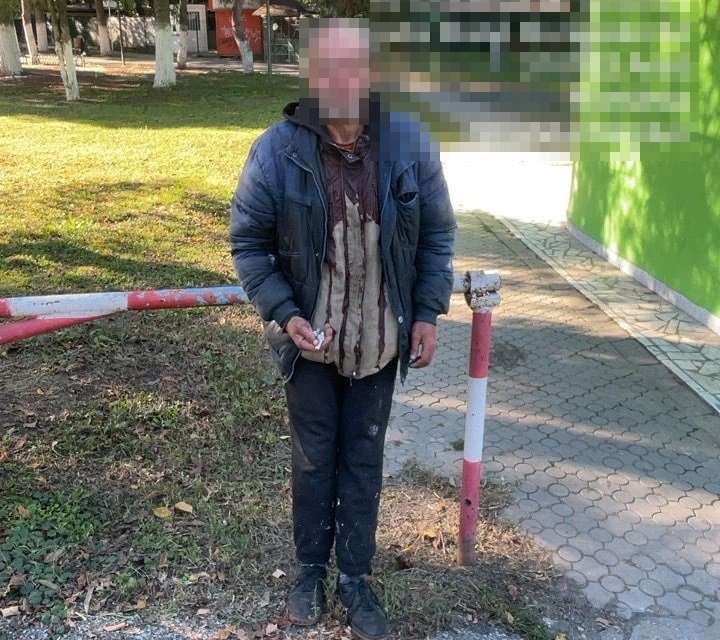 REVOLTĂTOR: Un individ care a dat de pământ cu o femeie de 82 de ani în timp ce încerca să o TÂLHĂREASCĂ este dus la Psihiatrie abia după ce face gesturi obscene în public