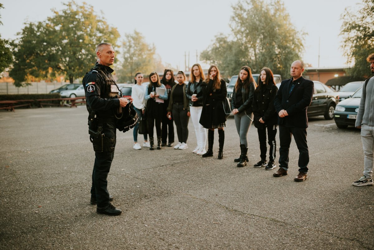 JANDARMII ARĂDENI, ÎN VIZITĂ LA STUDENȚII U.V.V.G. ARAD