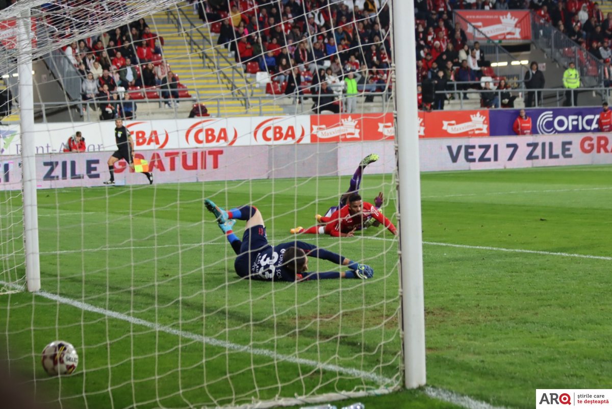 Poenaru şi elevii săi îşi dezamăgesc din nou suporterii: UTA – FC Argeş 0-1, iar Bătrâna Doamnă coboară pe 14 (FOTO)