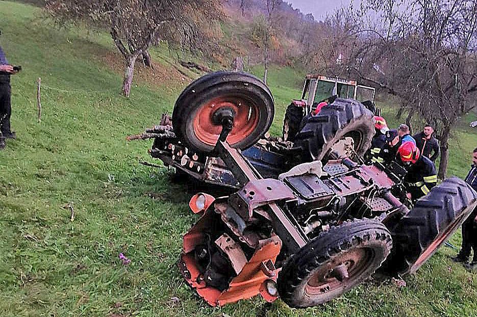 Bărbat de 70 de ani strivit de tractor la Lazuri