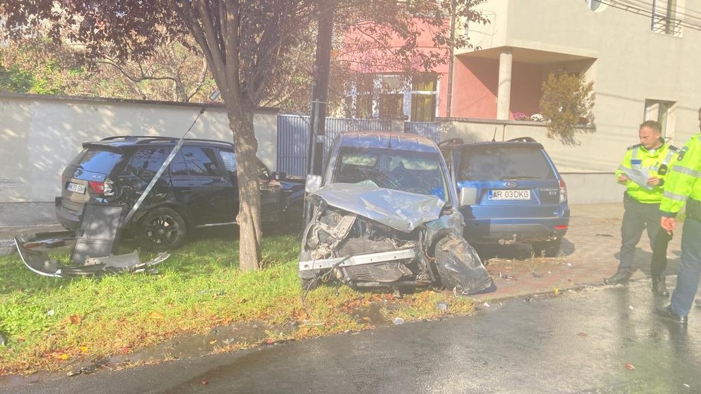 Accident între un BMW un Opel și un Subaru la intersecția străzilor Căpitan Ignat cu Oituz