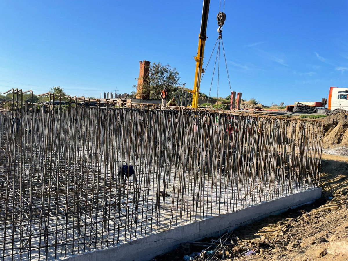 Se toarnă 1.400 mc de beton la podul peste Mureş; pe ce rută vor circula mâine betonierele       