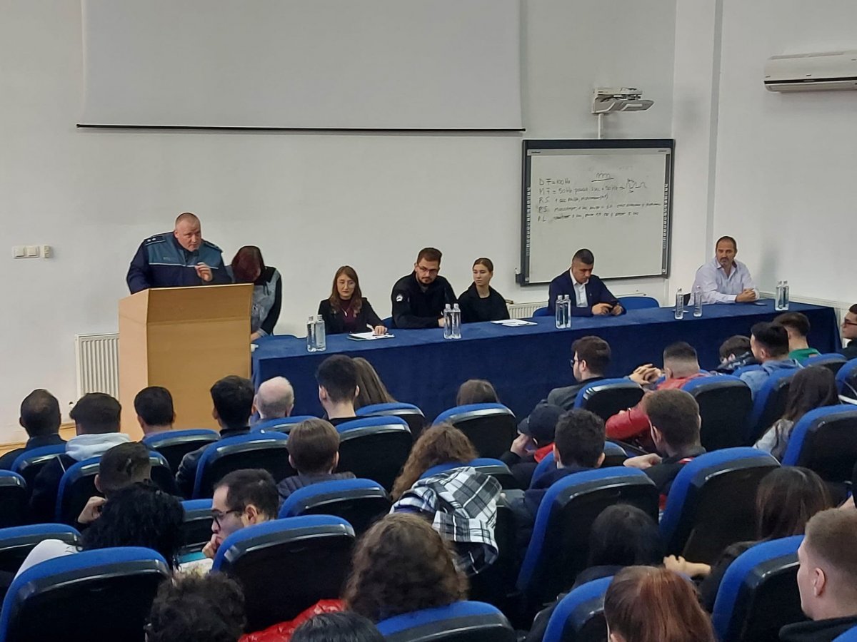 Polițiștii arădeni au desfășurat activități preventive cu studenții români și străini (FOTO)