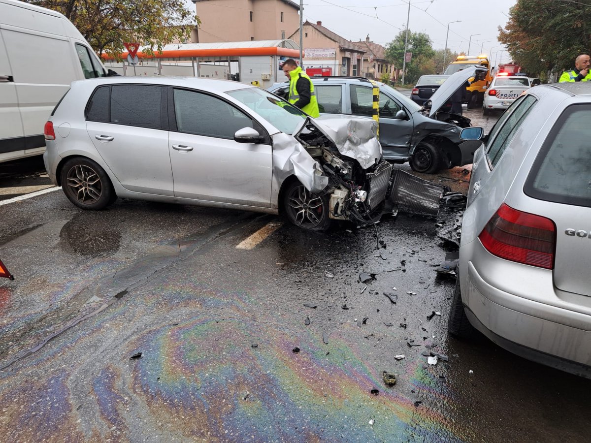 Carambol cu trei autoturisme pe str. Voinicilor din Micălaca