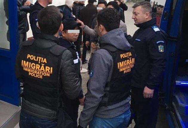 12 migranți descoperiți în ședere ilegală în județul Arad vor fi deportați 
