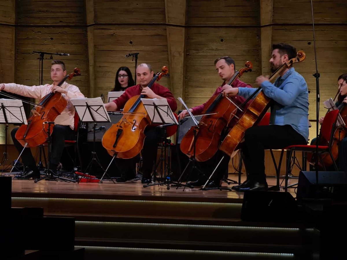 Ansamblul „Violoncellissimo“ cu arădeanul Radu Sinaci printre componenţi cântă sâmbătă la Palatul Cultural