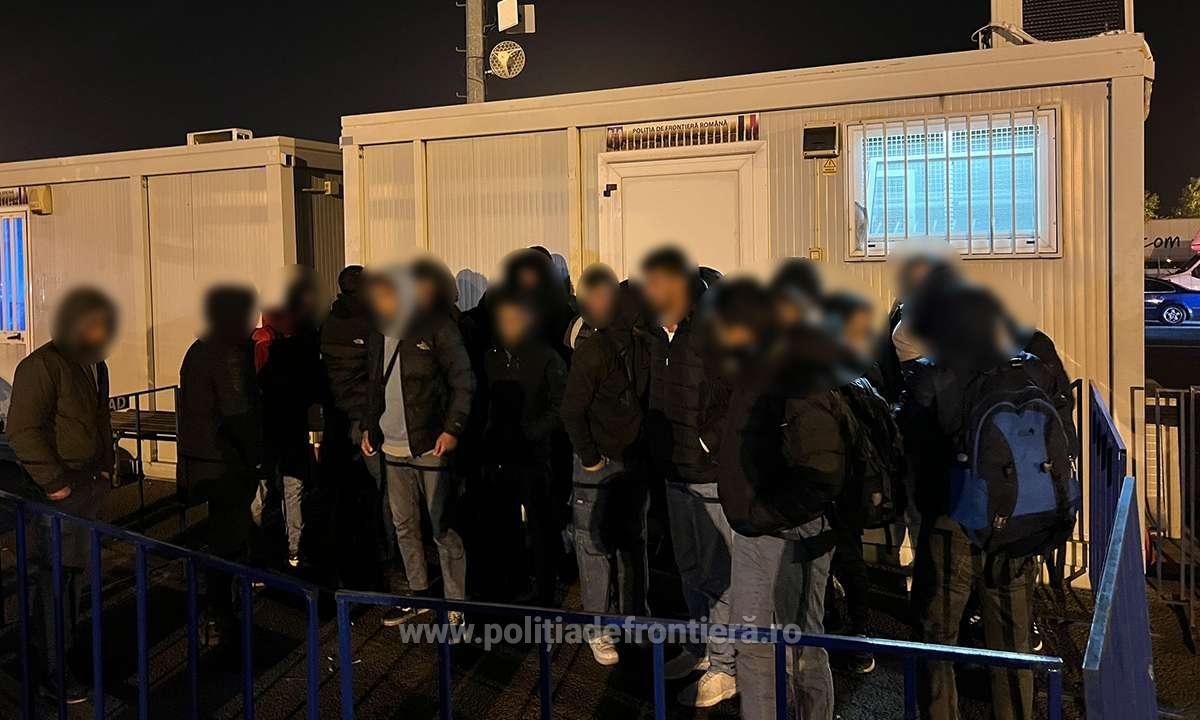 Peste 50 de migranți ascunși în două TIR-uri, descoperiți la Nădlac II 