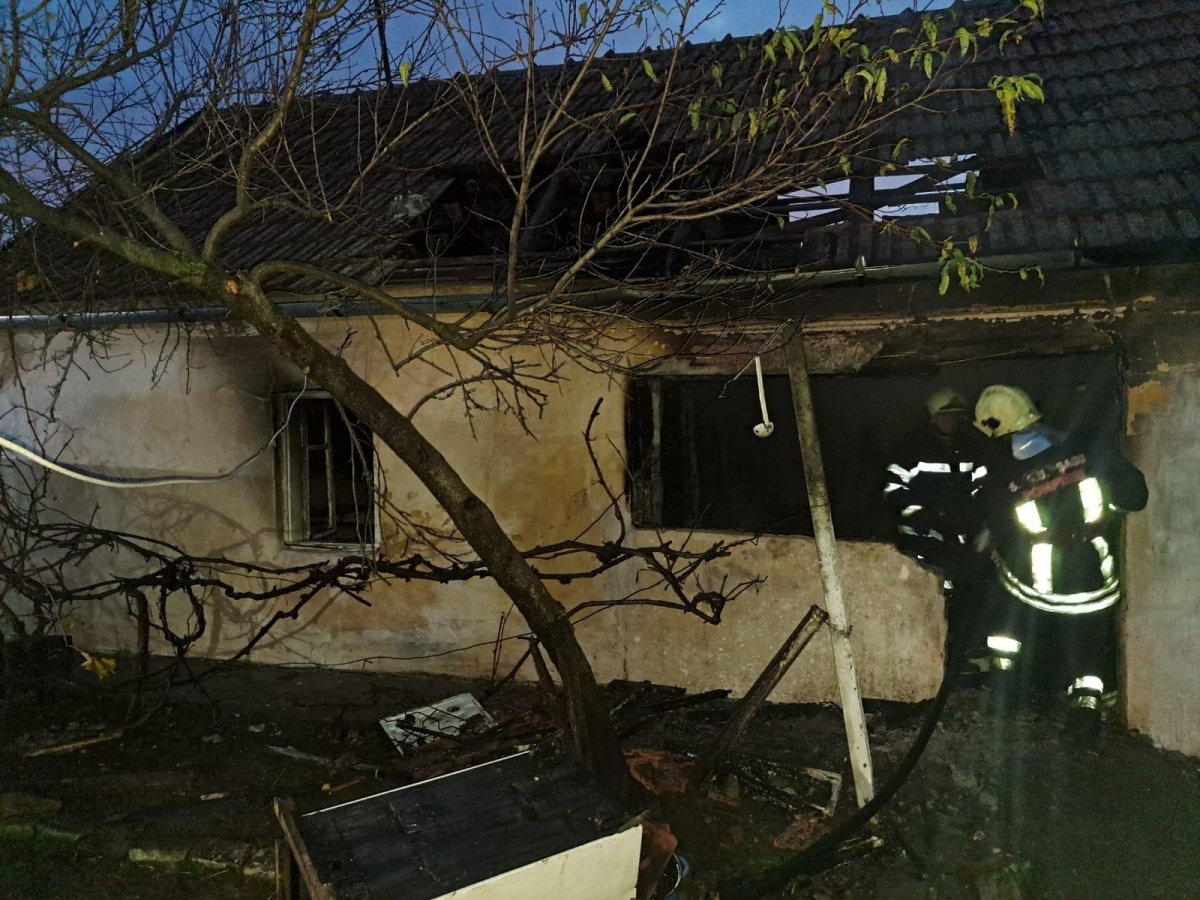 Incendiu la o casă în localitatea Fiscut