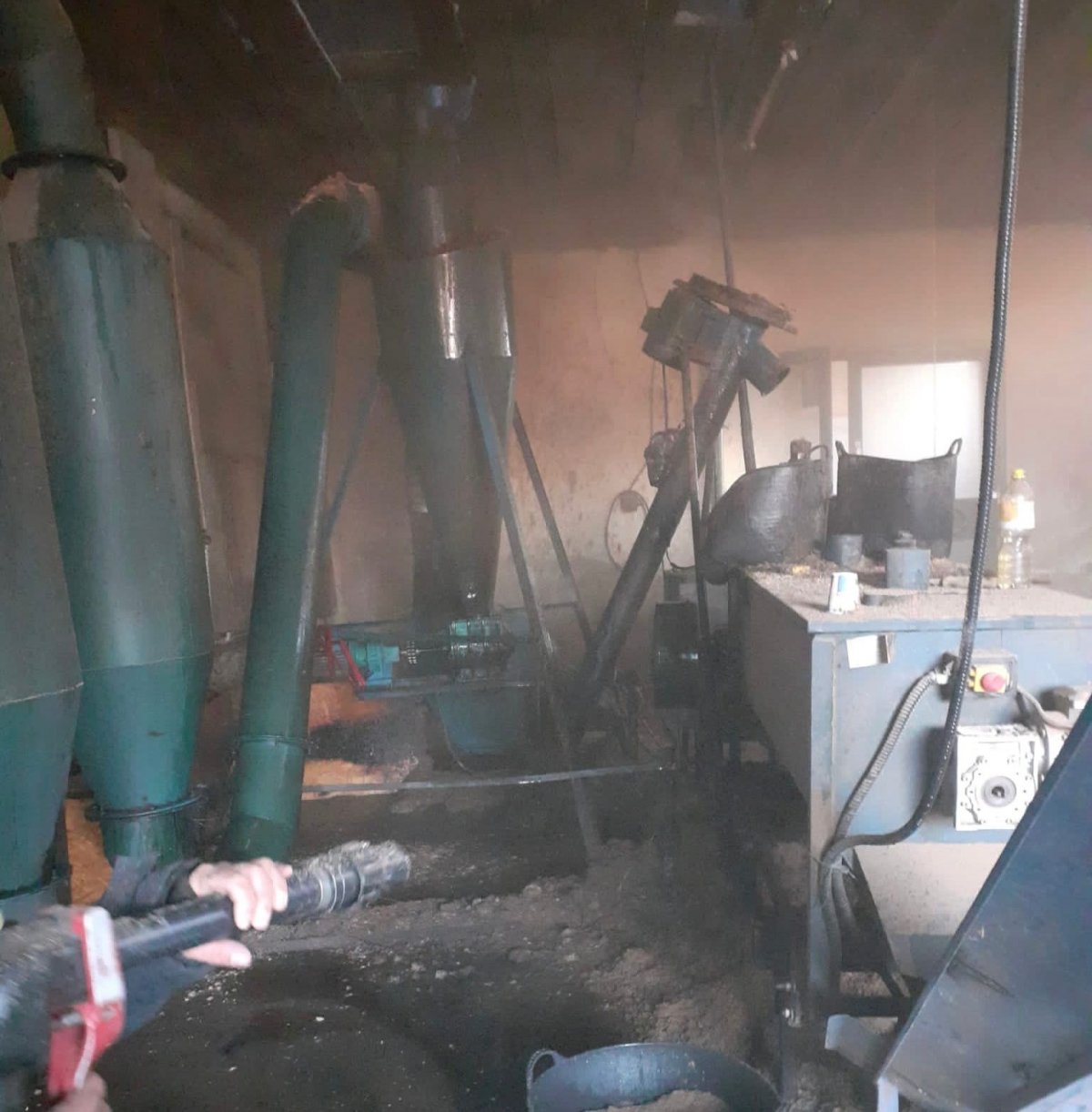 Incendiu la hala de producție a unei fabrici de peleți din orașul Sebiș