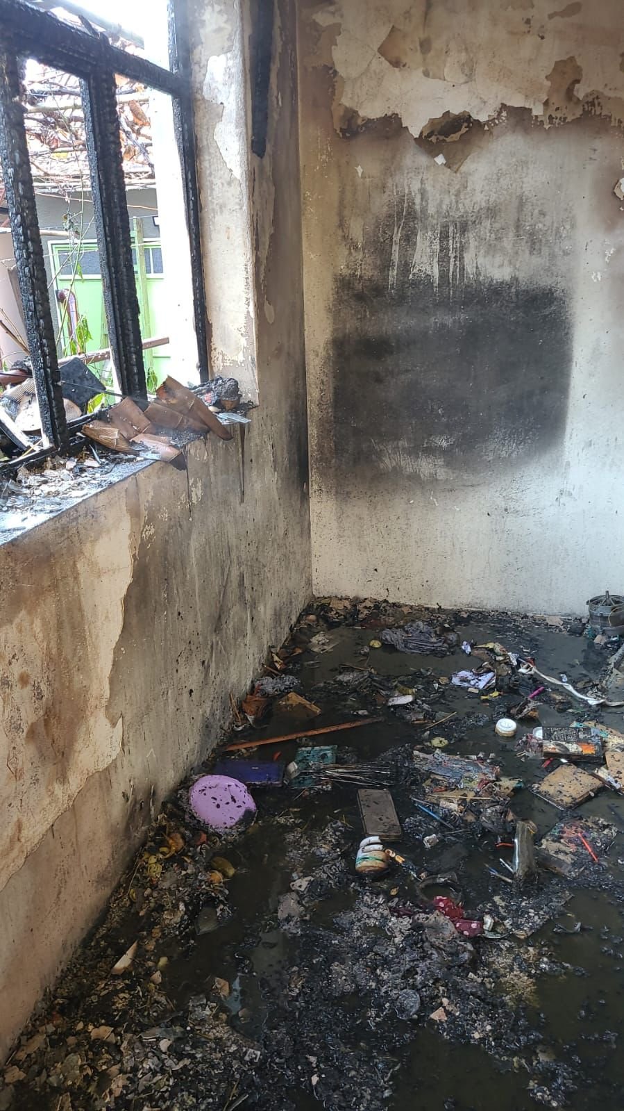 Incendiu la o casă în municipiul Arad pe str. Rozelor