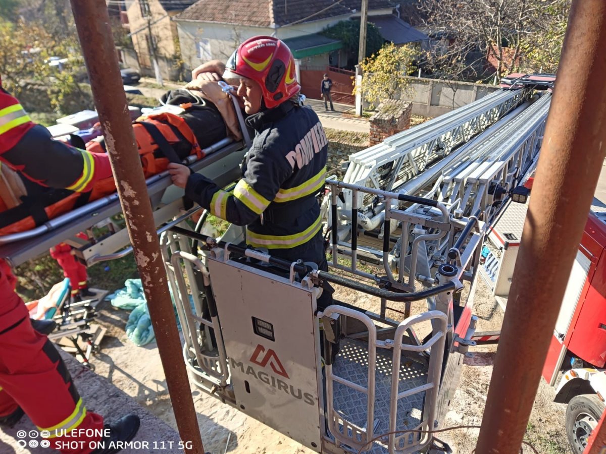 Persoană rănită, salvată de pompieri de la etajul superior al unei case aflată în construcție