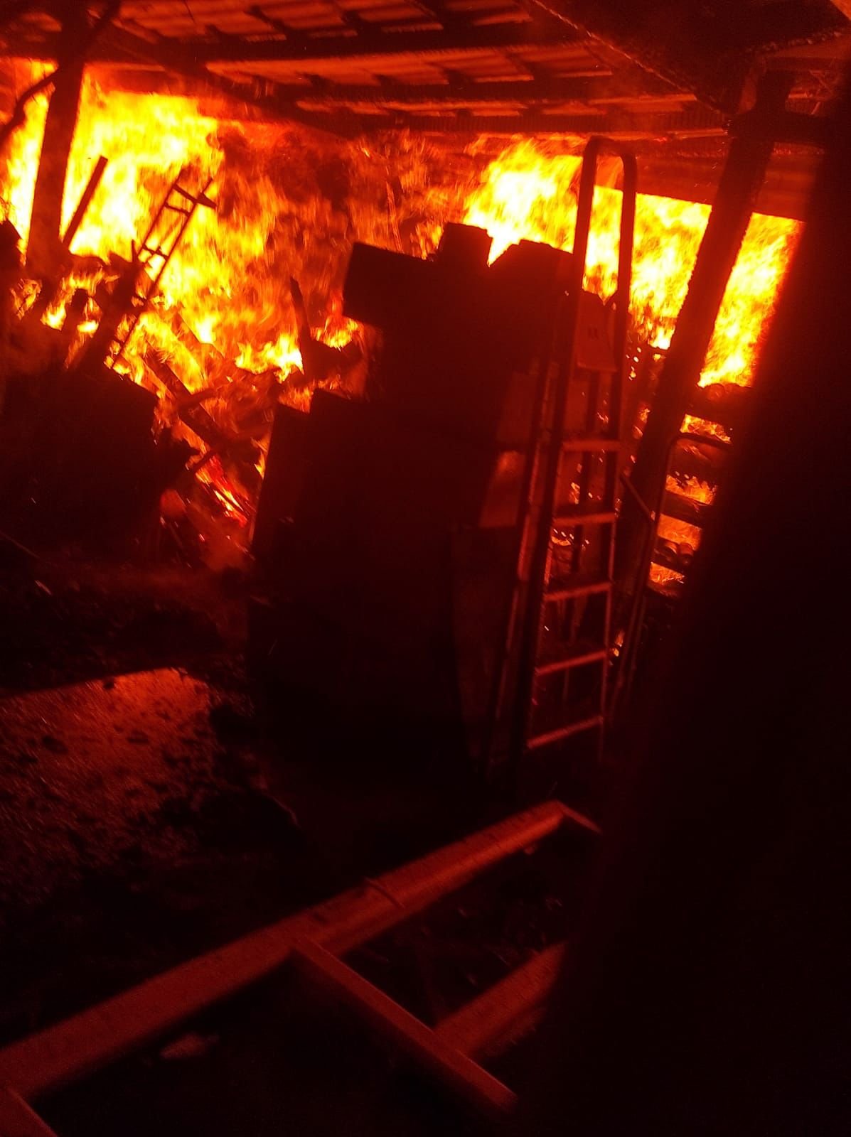 Incendiu la anexa unei gospodării în orașul Sebiș