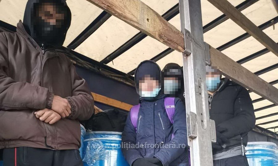 Migranți descoperiți într-un automarfar la Nădlac 