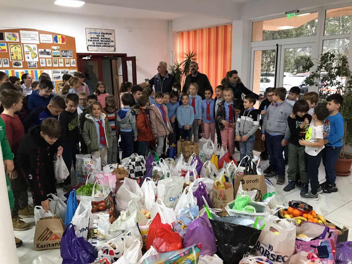 Elevii, părinții și cadrele didactice de la Școala Gimnazială ,,Avram Iancu” Arad, au participat la campania de sprijin ,,Săptămâna fructelor și legumelor donate”