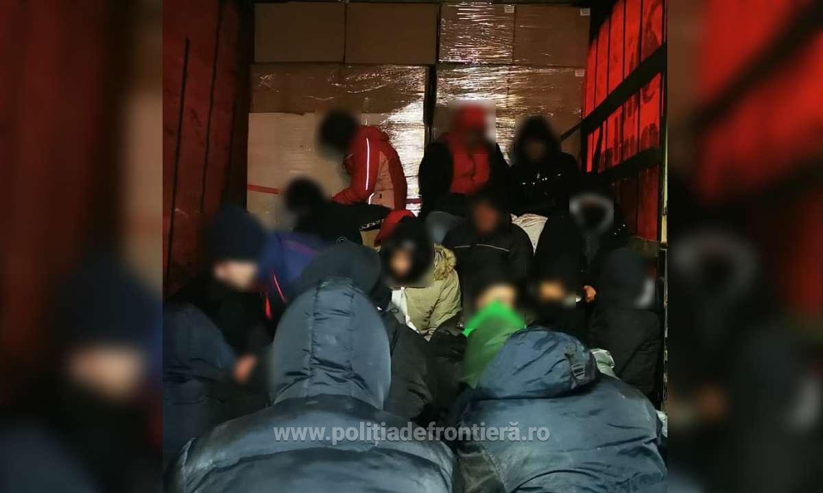 52 de migranți au fost descoperiți în două TIR-uri de polițiștii de frontieră 