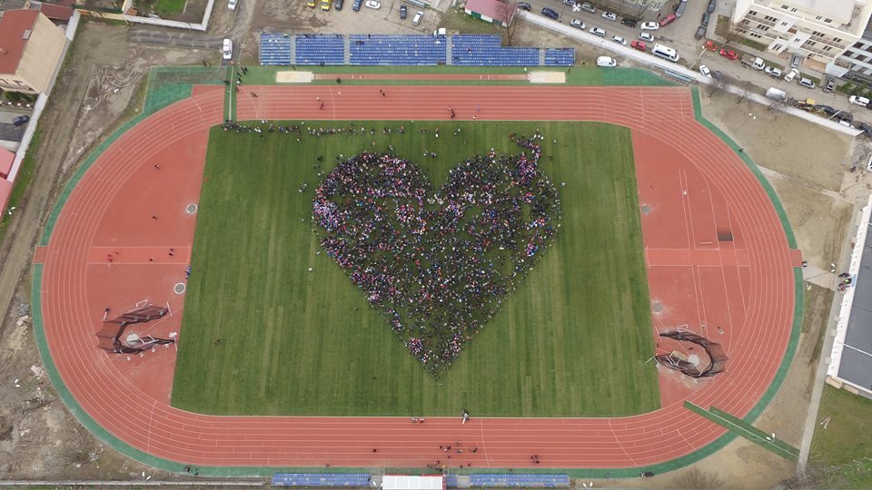 Peste 6000 de voluntari au format cea mai mare inimă umană la Arad, de Ziua Internațională a Bolilor Rare