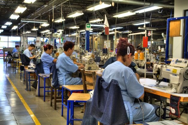 Sclavia modernă, scoasă la iveală la o fabrică din Iași. Muncitoarele sunt nevoite să poarte scutece în timpul programului