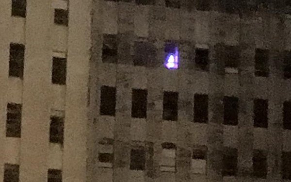 A pozat o lumină de la geamul unui spital abandonat de 10 ani! Vezi ce au descoperit polițiștii apoi